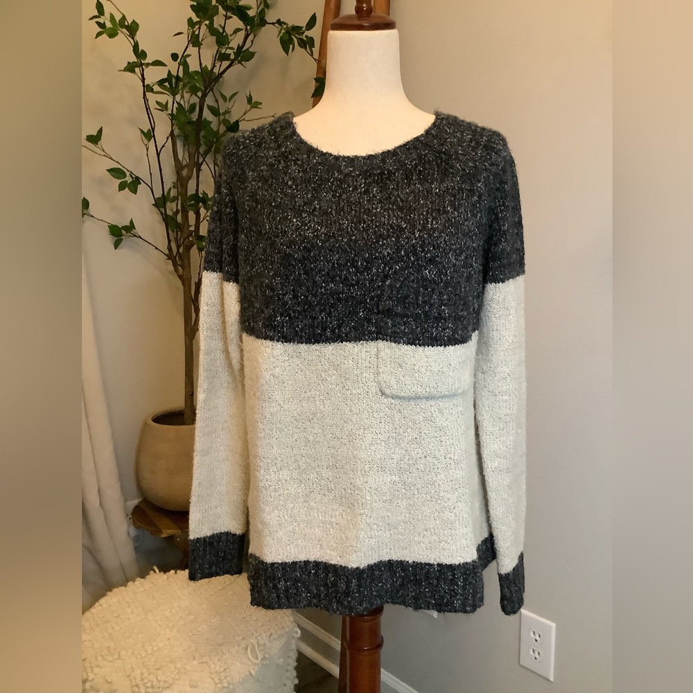 Cozy Casual black white color block knit sweater with pocket sweater sz small